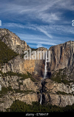 CA02319-00...CALIFORNIA - superiore e inferiore di Yosemite Falls dai quattro Mile Trail nel Parco Nazionale di Yosemite. Foto Stock