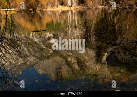 CA02326-00...CALIFORNIA - Half Dome riflettendo a specchio il lago; il Parco Nazionale di Yosemite. Foto Stock