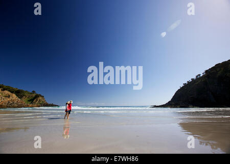 Un paio di camminare lungo una spiaggia privata, in vacanza e comoda Cove, Kangaroo Island, Sud Australia Foto Stock