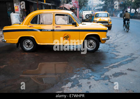 Ambasciatore giallo taxi di Calcutta, in India. Foto Stock