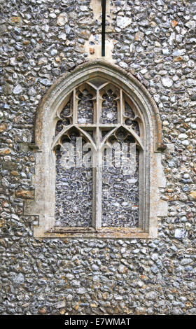 Una finestra bloccata in stile decorato nella chiesa di San Pietro alla grande Walsingham, Norfolk, Inghilterra, Regno Unito. Foto Stock
