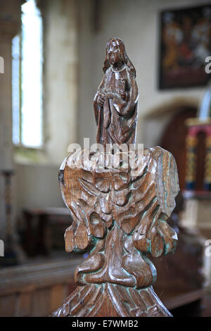 Intagliato testa di papavero panca fine nella chiesa parrocchiale di San Pietro a grande Walsingham, Norfolk, Inghilterra, Regno Unito. Foto Stock