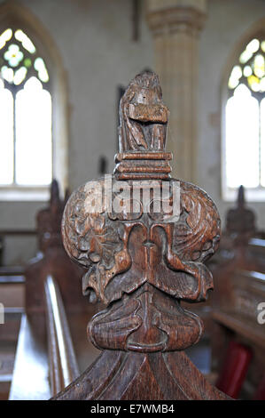 Intagliato testa di papavero panca fine nella chiesa parrocchiale di San Pietro a grande Walsingham, Norfolk, Inghilterra, Regno Unito. Foto Stock