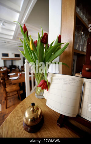 Libro degli ospiti presso la reception di un bed and breakfast guesthouse UK Foto Stock