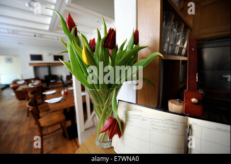 Libro degli ospiti presso la reception di un bed and breakfast guesthouse UK Foto Stock