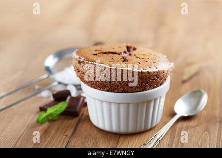 In casa delizioso cioccolato individuale souffle Foto Stock