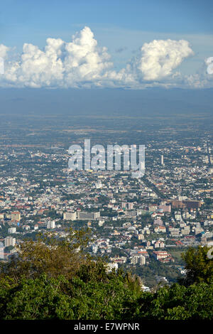 Vista su Chiang Mai da Wat Phra That Doi Suthep Temple, Chiang Mai, Thailandia del Nord della Thailandia Foto Stock