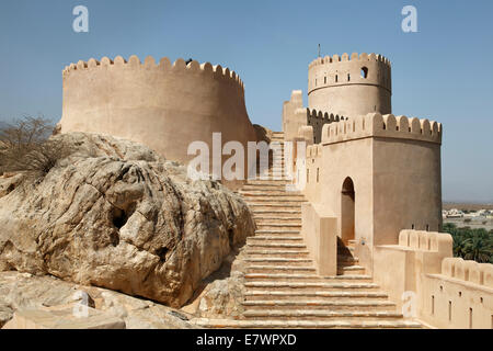 Cortile, scala, torre di difesa, Nakhl Fort o Al Husn Heem, fortezza, storico edificio mudbrick, Al-Batinah provincia Foto Stock