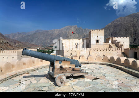 Il cannone sulla torre di Nakhl Fort o Al Husn Heem, fortezza, storico edificio mudbrick, Jebel Nakhl Massiv, Al-Batinah provincia Foto Stock