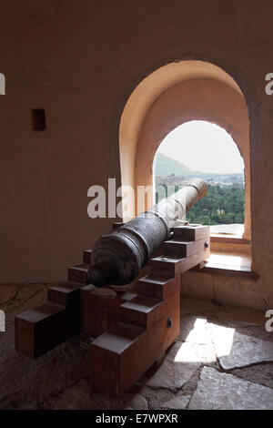 Il vecchio cannone in squarcio, torre di difesa, Nakhl Fort o Al Husn Heem, fortezza, storico edificio mudbrick, Al-Batinah provincia Foto Stock