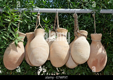 Brocche di argilla appeso davanti di oleandro arbusti, Nakhl Fort o Al Husn Heem, Al-Batinah provincia, il sultanato di Oman Foto Stock