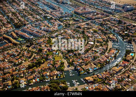 Vista aerea, case per vacanze con attracchi e canali, Marina di Empuriabrava, Ampuriabrava, Catalogna, Spagna Foto Stock