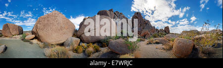 Rocce di granito di dividere le rocce con cumulus nuvole, Joshua Tree National Park, Centro del deserto, CALIFORNIA, STATI UNITI D'AMERICA Foto Stock