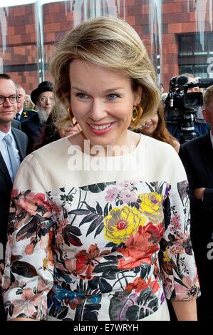 Anversa, Belgio. 24Sep, 2014. Regina Mathilde HM Re Filip e HM Regina Mathilde visita la mostra Libri santi, luoghi santi nel Museo Aan de Stroom (MAS) di Anversa. Credito: dpa picture alliance/Alamy Live News Foto Stock