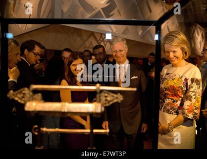 Anversa, Belgio. 24Sep, 2014. Re Filip e HM Regina Mathilde HM Re Filip e HM Regina Mathilde visita la mostra Libri santi, luoghi santi nel Museo Aan de Stroom (MAS) di Anversa. Credito: dpa picture alliance/Alamy Live News Foto Stock