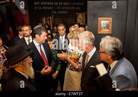 Anversa, Belgio. 24Sep, 2014. Re Filip e HM Regina Mathilde HM Re Filip e HM Regina Mathilde visita la mostra Libri santi, luoghi santi nel Museo Aan de Stroom (MAS) di Anversa. Credito: dpa picture alliance/Alamy Live News Foto Stock