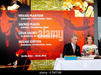 Anversa, Belgio. 24Sep, 2014. Re Filip e HM Regina Mathilde HM Re Filip e HM Regina Mathilde visita la mostra Libri santi, luoghi santi nel Museo Aan de Stroom (MAS) di Anversa. Credito: dpa picture alliance/Alamy Live News Foto Stock