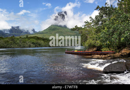 Vista del turista canoe sullo sfondo del venezuelano mesas - Tepui. Foto Stock