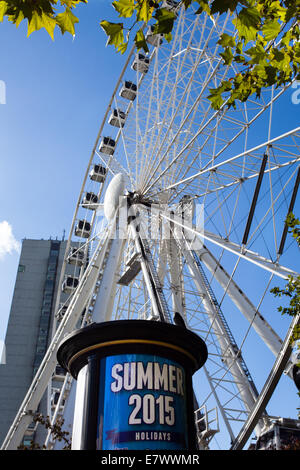 La ruota di Manchester e estate 2015 poster, Piccadilly gardens, REGNO UNITO Foto Stock