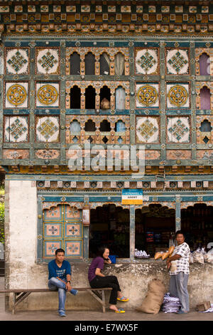 Il Bhutan orientale, Trashigang, Rangjung, tradizionalmente di legno verniciato struttura del negozio di fronte Foto Stock