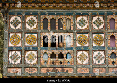 Il Bhutan orientale, Trashigang, Rangjung, tradizionalmente di legno verniciato struttura della casa e windows Foto Stock