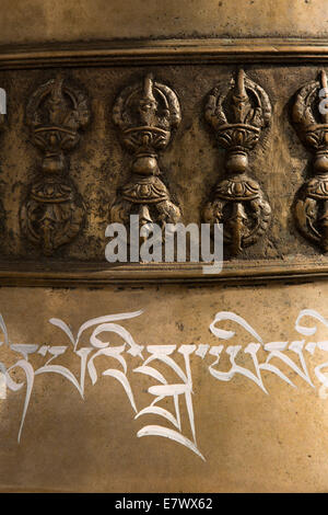 Il Bhutan orientale, Trashigang, Rangjung Woesel Choeling monastero decorazione dorji tempio rotondo bell Foto Stock