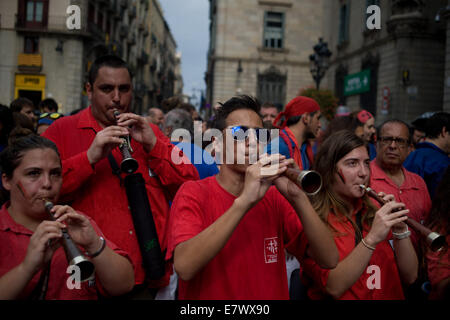 Barcellona, in Catalogna, Spagna. 24Sep, 2014. A Barcellona i membri di una banda musicale riproduzione del 'gralla', un tradizionale strumento di catalano, che accompagnano la costruzione dell'Castells (Torri Umane). Il 24 settembre, la città di Barcellona celebra il giorno del suo santo patrono (Mercè) con diversi , festa tradizionale ed eventi religiosi. Credito: Jordi Boixareu/Alamy Live News Foto Stock