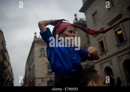 Barcellona, in Catalogna, Spagna. 24Sep, 2014. A Barcellona un giovane membro di un 'Colla Castellera' (gruppo di persone che costruisce TORRI UMANE) agitando un fazzoletto al vento per celebrare il raggiungimento della 'La diada castellera' (evento dedicato a costruire torri umane). Il 24 settembre, la città di Barcellona celebra il giorno del suo santo patrono (Mercè) con diversi , festa tradizionale ed eventi religiosi. Credito: Jordi Boixareu/Alamy Live News Foto Stock