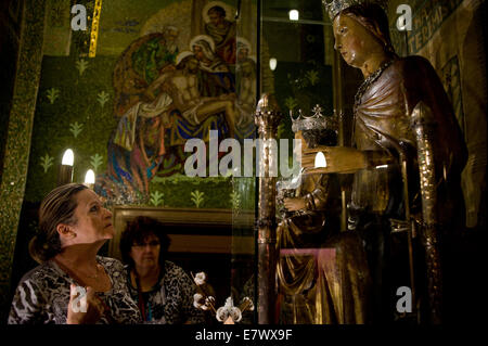 Barcellona, in Catalogna, Spagna. 24Sep, 2014. Nella Basilica della merce a Barcellona un devoto incrocia davanti a sé la Vergine de la Merce. Il 24 settembre, la città di Barcellona celebra il giorno del suo santo patrono (Mercè) con diversi , festa tradizionale ed eventi religiosi. Credito: Jordi Boixareu/Alamy Live News Foto Stock