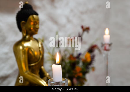 Il Buddha si siede in meditazione - santuario buddista, Buddismo Foto Stock