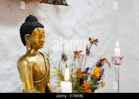 Il Buddha si siede in meditazione - santuario buddista, Buddismo Foto Stock