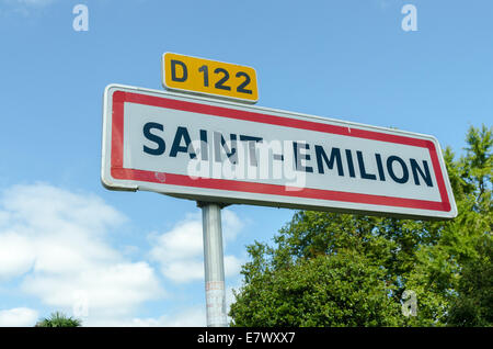 Cartello stradale all'ingresso alla città di Saint Emilion a Bordeaux, Francia Foto Stock