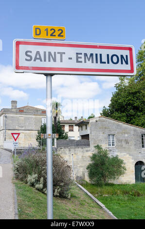 Cartello stradale all'ingresso alla città di Saint Emilion a Bordeaux, Francia Foto Stock