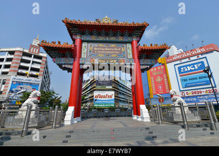 Bangkok, Tailandia - 27 Marzo 2014: Chinatown arch segna l inizio della famosa Yaowarat Road a Bangkok, in Thailandia Foto Stock