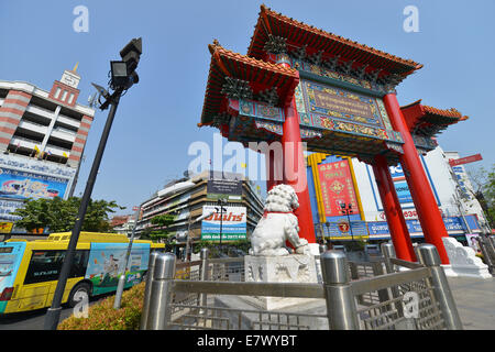 Bangkok, Tailandia - 27 Marzo 2014: Chinatown arch segna l inizio della famosa Yaowarat Road a Bangkok, in Thailandia Foto Stock