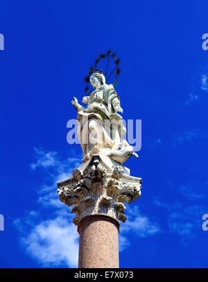 Vergine Maria statua contro il cielo blu a Lucca, Italia Foto Stock