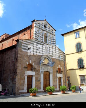 Piccola piazza e chiesa di Lucca, Italia Foto Stock