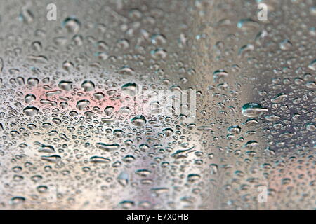 Gocce d'acqua sulla finestra Auto in Car Wash, Paesi Bassi Foto Stock