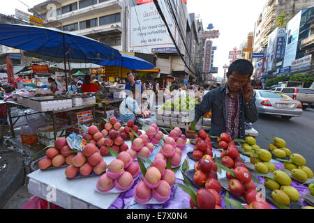 Bangkok, Tailandia - 27 Marzo 2014: fornitori di frutta in una strada a Chinatown a Bangkok, in Thailandia Foto Stock