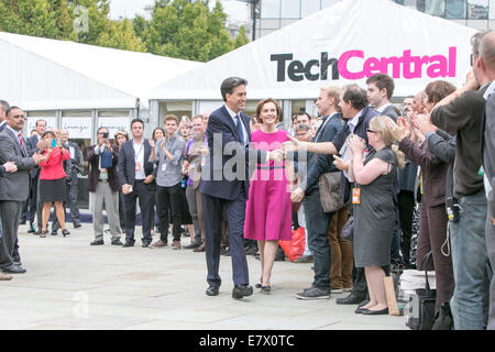 Foto di Chris Bull 23-9-14 Labour Party Conference giorno tre , martedì leader laburista Ed Miliband con moglie Justine Foto Stock