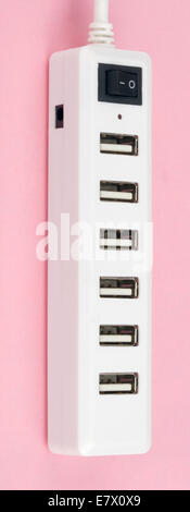 Hub Usb su sfondo rosa Foto Stock