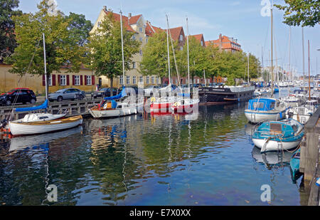 Christianshavn Canal a Copenaghen in Danimarca con navi lungo entrambi quays Foto Stock