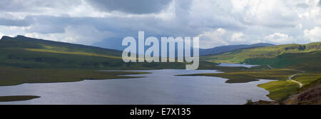 Loch Leathan vicino il vecchio uomo di Storr, Quiraing, sull'Isola di Skye in Scozia. Foto Stock