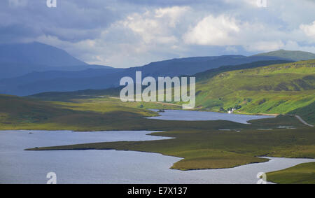 Loch Leathan vicino il vecchio uomo di Storr, Quiraing, sull'Isola di Skye in Scozia. Foto Stock