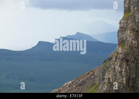 Guardando verso il Quiraing da Storr sull'Isola di Skye in Scozia. Foto Stock