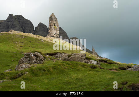 Guardando oltre la Quiraing, vecchio di Storr sull'Isola di Skye, Highlands scozzesi, Scozia. Foto Stock