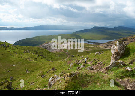 Guardando oltre la Quiraing, Storr e il suono di Raasay sull'Isola di Skye, Highlands scozzesi, Scozia. Foto Stock