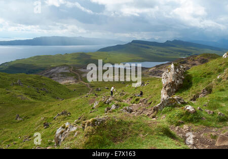 Guardando oltre la Quiraing, Storr e il suono di Raasay sull'Isola di Skye, Highlands scozzesi, Scozia. Foto Stock