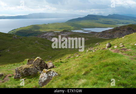 Guardando oltre la Quiraing, Storr e il suono di Raasay sull'Isola di Skye, Highlands scozzesi, Scozia. Foto Stock