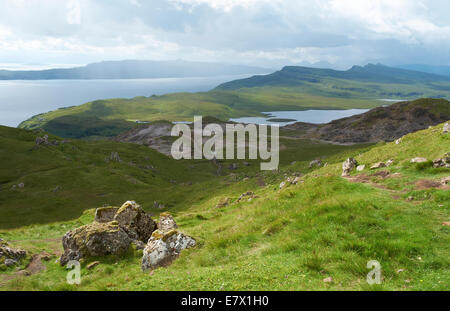 Guardando oltre la Quiraing, Storr e il suono di Raasay sull'Isola di Skye, Highlands scozzesi, Scozia. Foto Stock